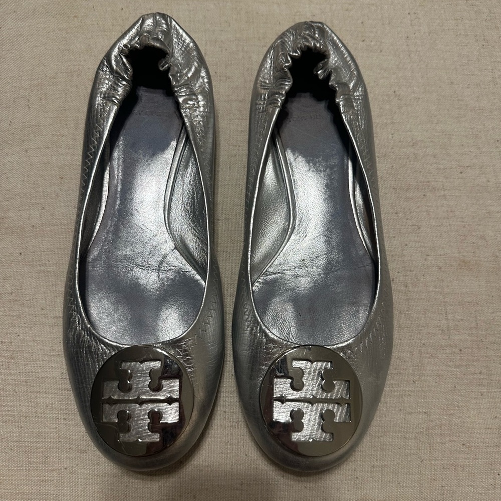 Tory Burch Silver Flats with Iconic Logo and Comfort Fit
